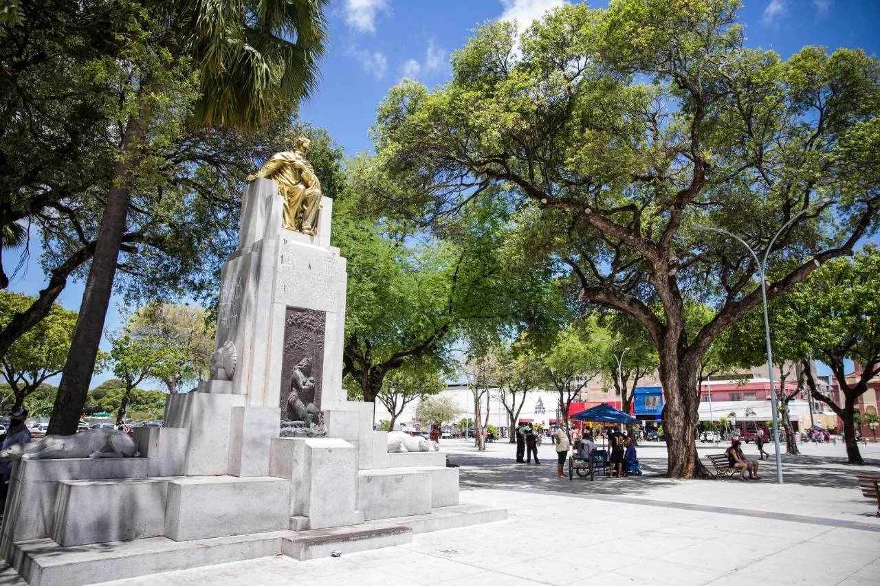 A Praça José de Alencar foi entregue em dezembro de 2020, e hoje é ocupada como espaço de lazer, não mais como um ponto de ambulantes que lotavam o local há dois anos