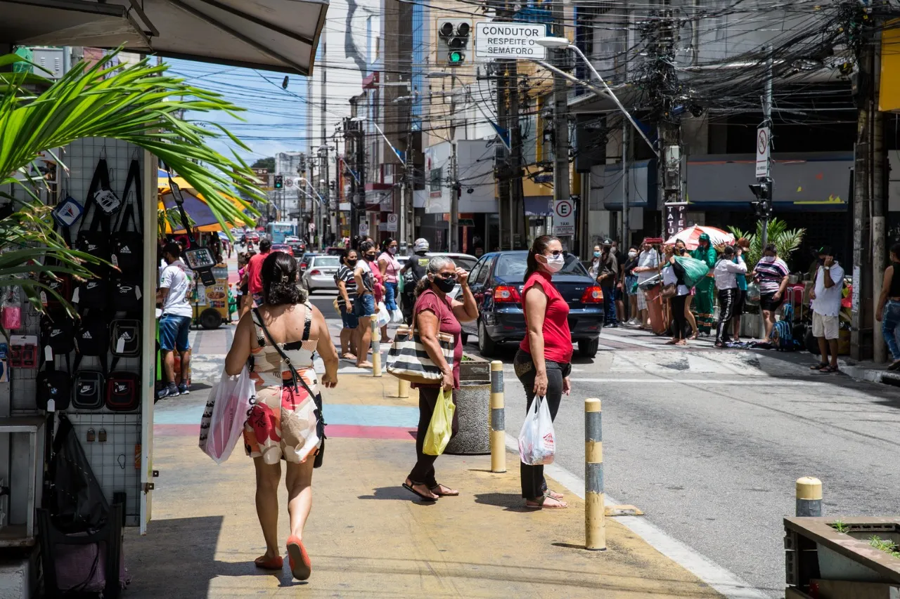 As calçadas alargadas e coloridas nas Ruas Barão do Rio Branco, Floriano Peixoto e Assunção contribuem para formar zonas seguras de passagem, assim como os semáforos e rampas reduzem a velocidade dos veículos