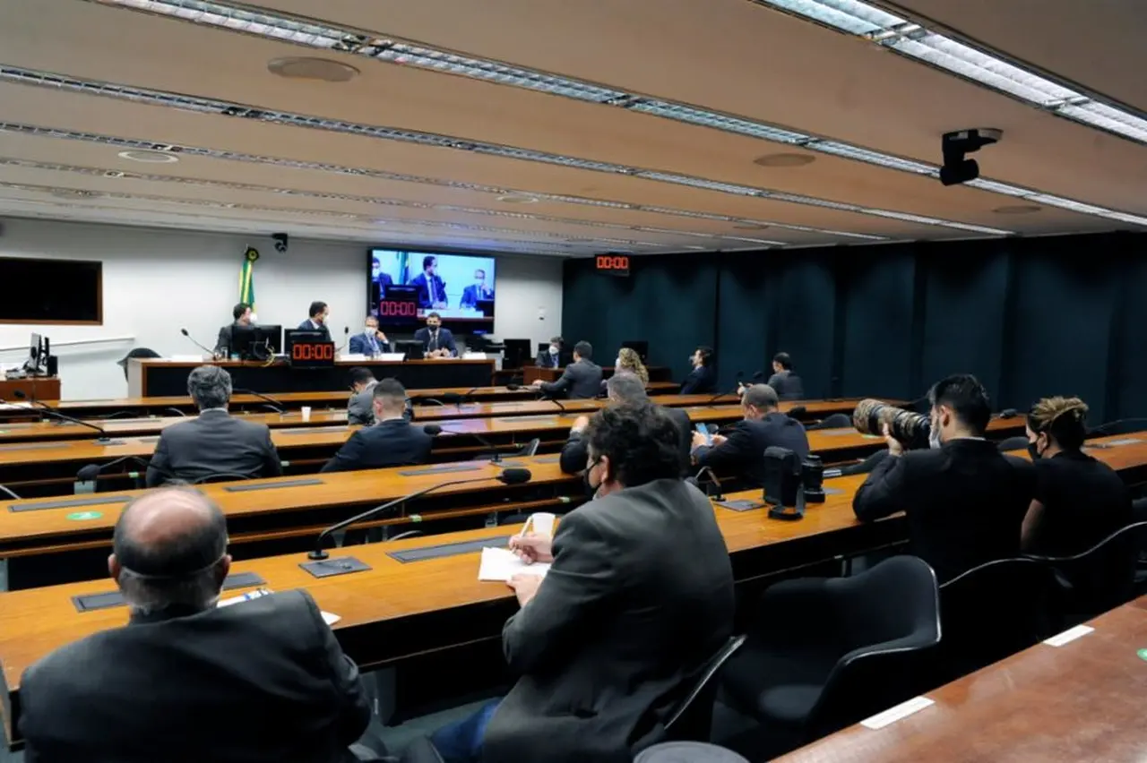 Pela regra, uma Proposta de Emenda à Constituição exige votação em dois turnos, com aprovação mínima de 308 parlamentares, para então seguir ao Senado