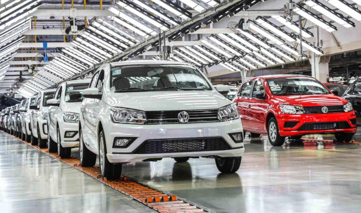 Vários unidades do VW Gol enfileiradas em fábrica da marca