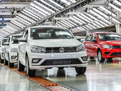 Vários unidades do VW Gol enfileiradas em fábrica da marca