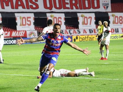 Robson comemora gol pelo Fortaleza com braços abertos no Morumbi