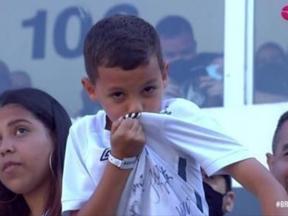 Bruninho, torcedor do Santos, beija camisa do time