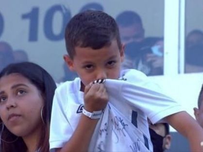 Bruninho beija o escudo da camisa do Santos