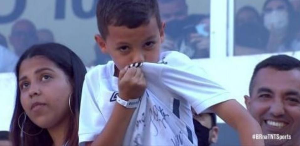 Bruninho beija o escudo da camisa do Santos