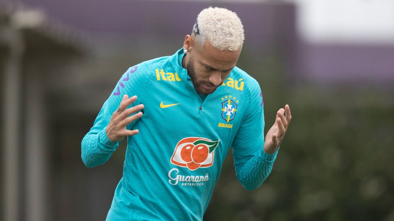 Neymar tem momento de concentração antes de treino do Brasil