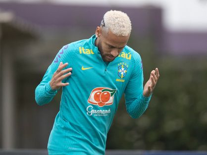 Neymar tem momento de concentração antes de treino do Brasil