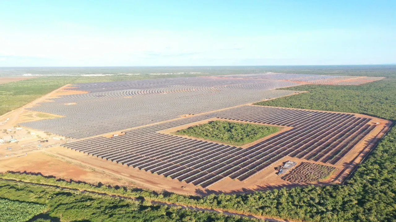Marco regulatório deve elevar custos para projetos solares de grande porte, apesar de maior segurança jurídica.