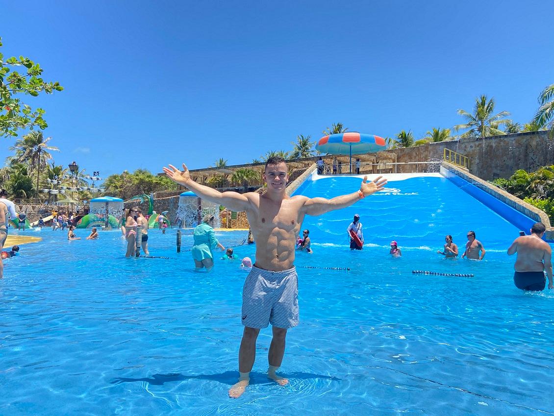 Caio Souza aproveita dias de férias no Beach Park, em Aquiraz