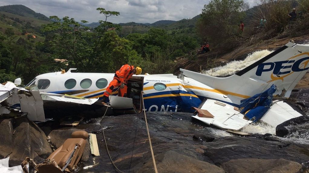 Avião que caiu com Marília Mendonça e outras quatro pessoas sendo vasculhado por bombeiro