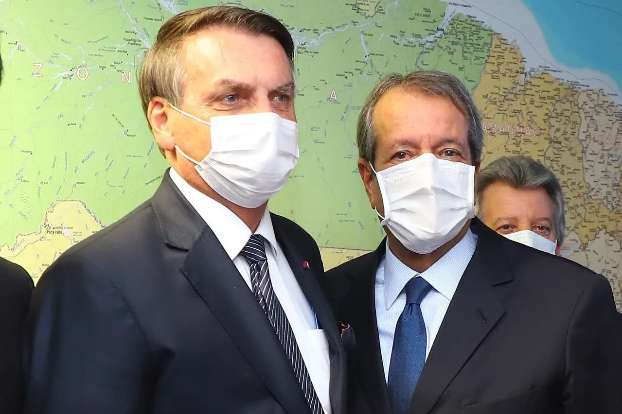 de máscara, jair bolsonaro e valdemar costa neto