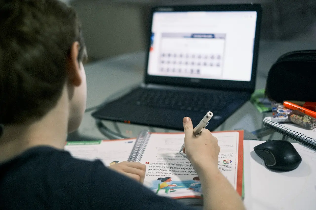 Criança estudando com computador
