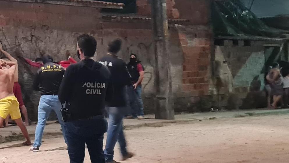 Agentes da Polícia Civil realizam inspeções em moradores do Conjunto São Cristóvão, em Fortaleza, após tiroteio