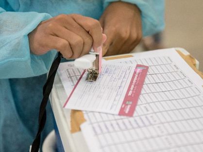 Cartão de vacina contra a Covid sendo carimbado em Fortaleza