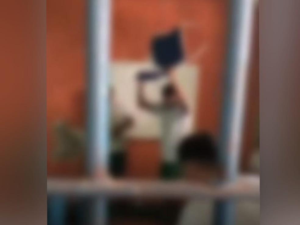 Adolescente durante confusão. Imagem totalmente borrada para não identificar