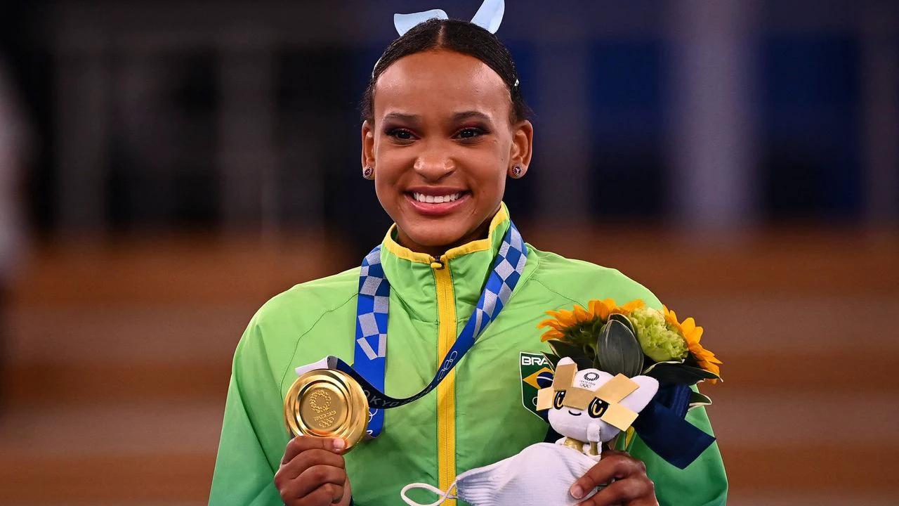 Montagem com fotos de Rayssa Leal e Rebeca Andrade