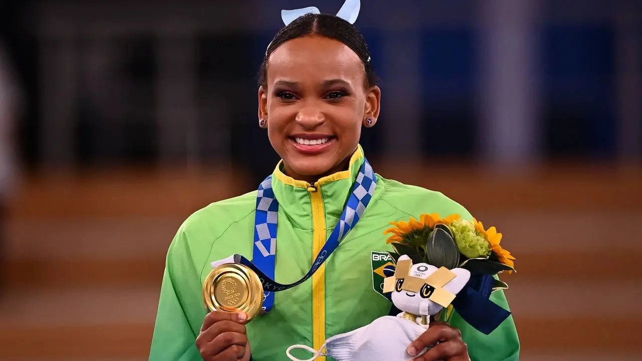 Montagem com fotos de Rayssa Leal e Rebeca Andrade