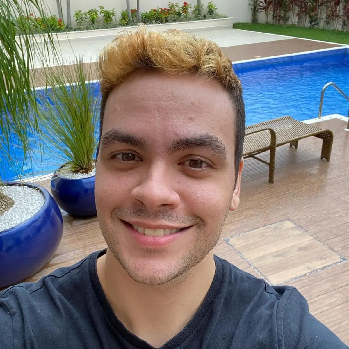 Luccas Neto sorrindo