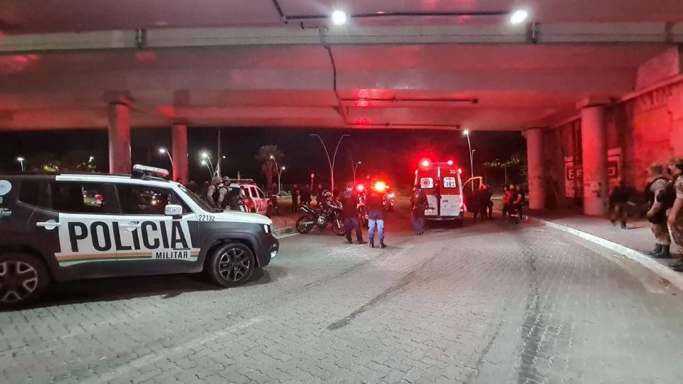 Viaturas e ambulância debaixo de viaduto da murilo borges após policial cair