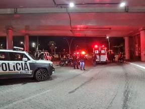Viaturas e ambulância debaixo de viaduto da murilo borges após policial cair