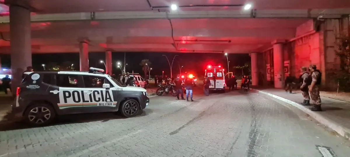 Viaturas e ambulância debaixo de viaduto da murilo borges após policial cair