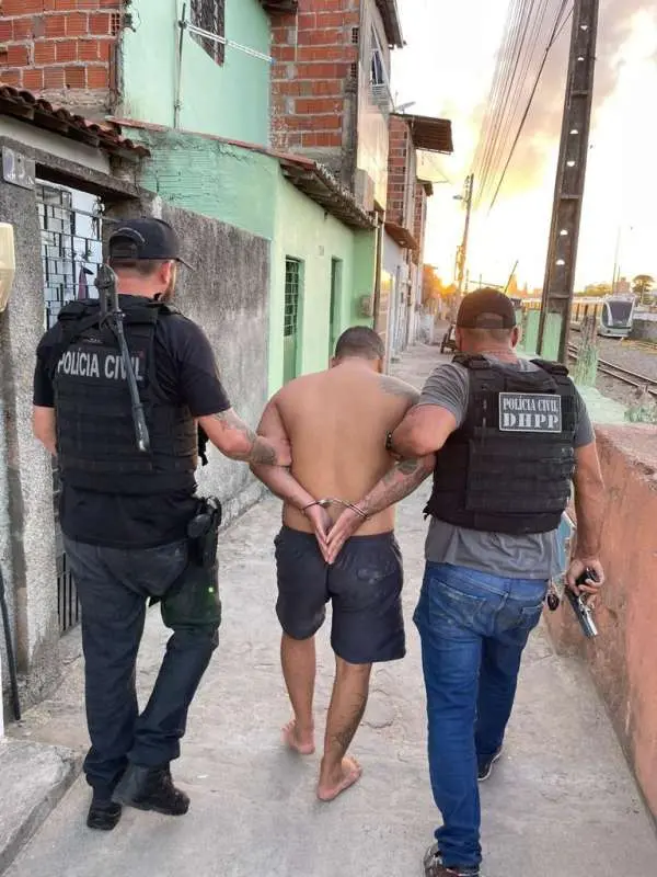 Homem algemado sendo conduzido por policiais civis do Ceará