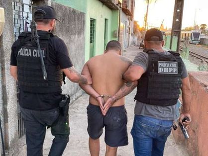 Homem algemado sendo conduzido por policiais civis do Ceará