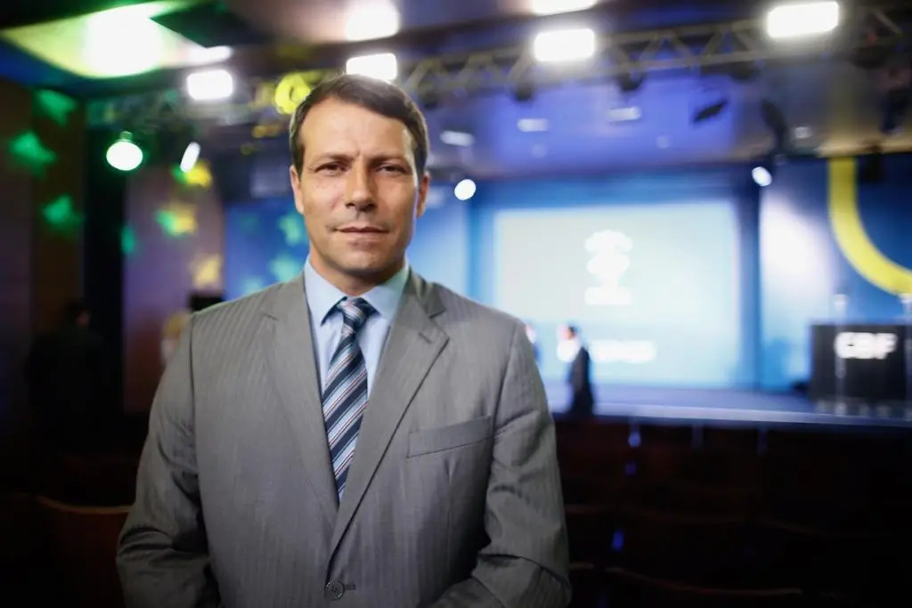 Leonardo Gaciba com semblante sério em evento da CBF