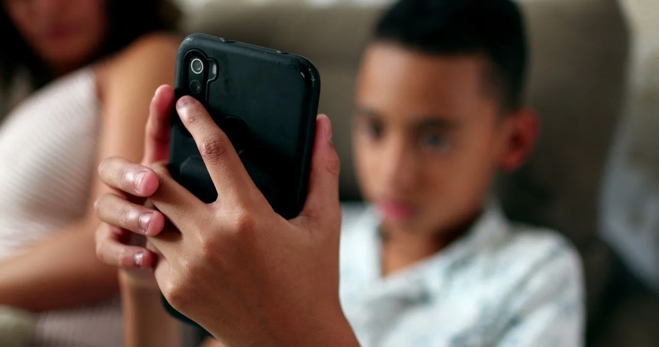 Limitar o uso da internet sem explicar os riscos - e orientar postura adequada para não se expor - causa descrédito das crianças e adolescentes sobre a decisão dos responsáveis