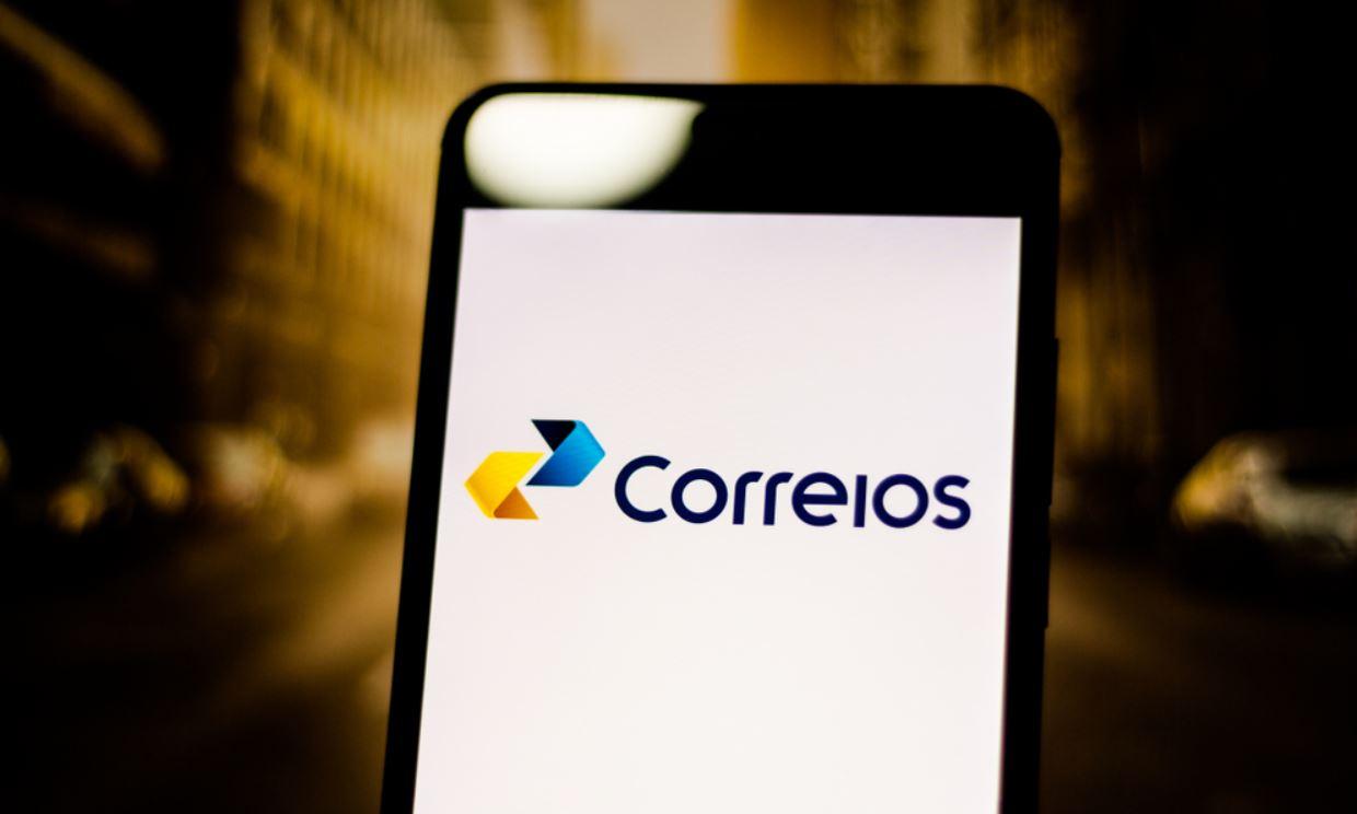 Celular com logo dos Correios na tela