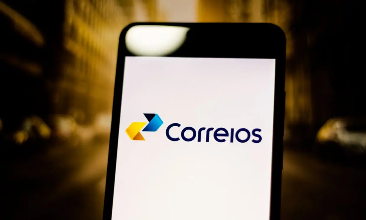 Celular com logo dos Correios na tela