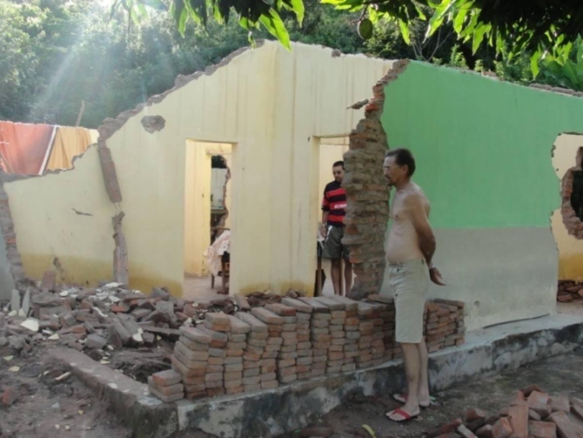 Casa de José Francisco Feitosa, logo após o desmoronamento, em 2014