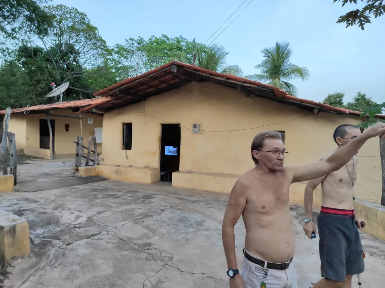 Regivaldo e Reginilton Ferreira Nobre moram com mais dois irmãos em área que está no traçado do canal, mas ainda não foram desapropriados