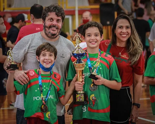 Os pais Alaíde Pontes e André Rosado com os filhos André (esq) e Nicolas.
