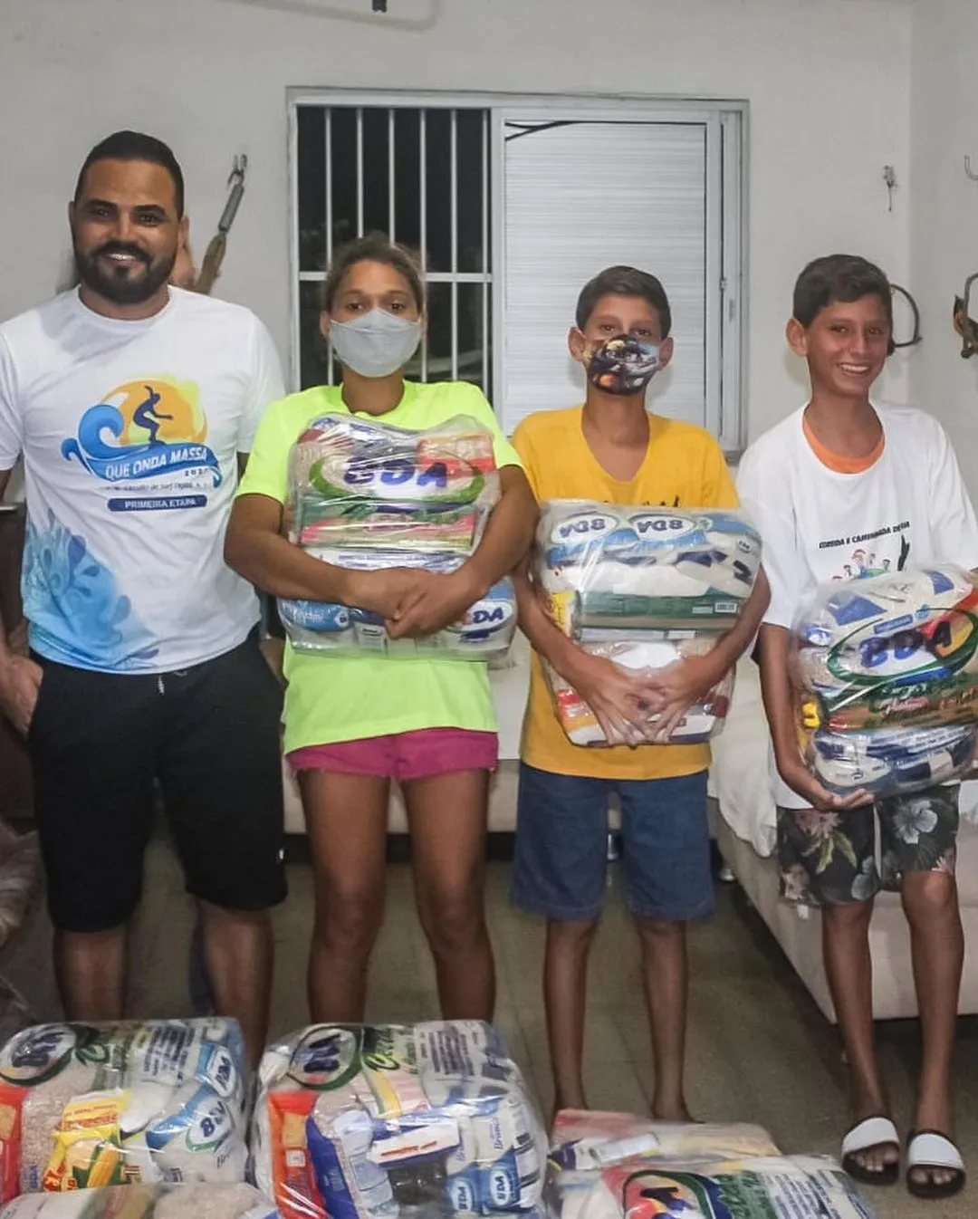Famílias de jovens recebem cestas básicas por participação no evento