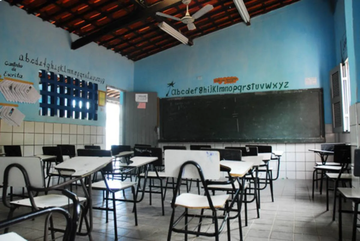 A volta ao ensino presencial, que tem ocorrido de forma gradual, deve ser feita com cuidado, acolhimento e menos ansiedade, conforme a doutora Jakeline Alencar