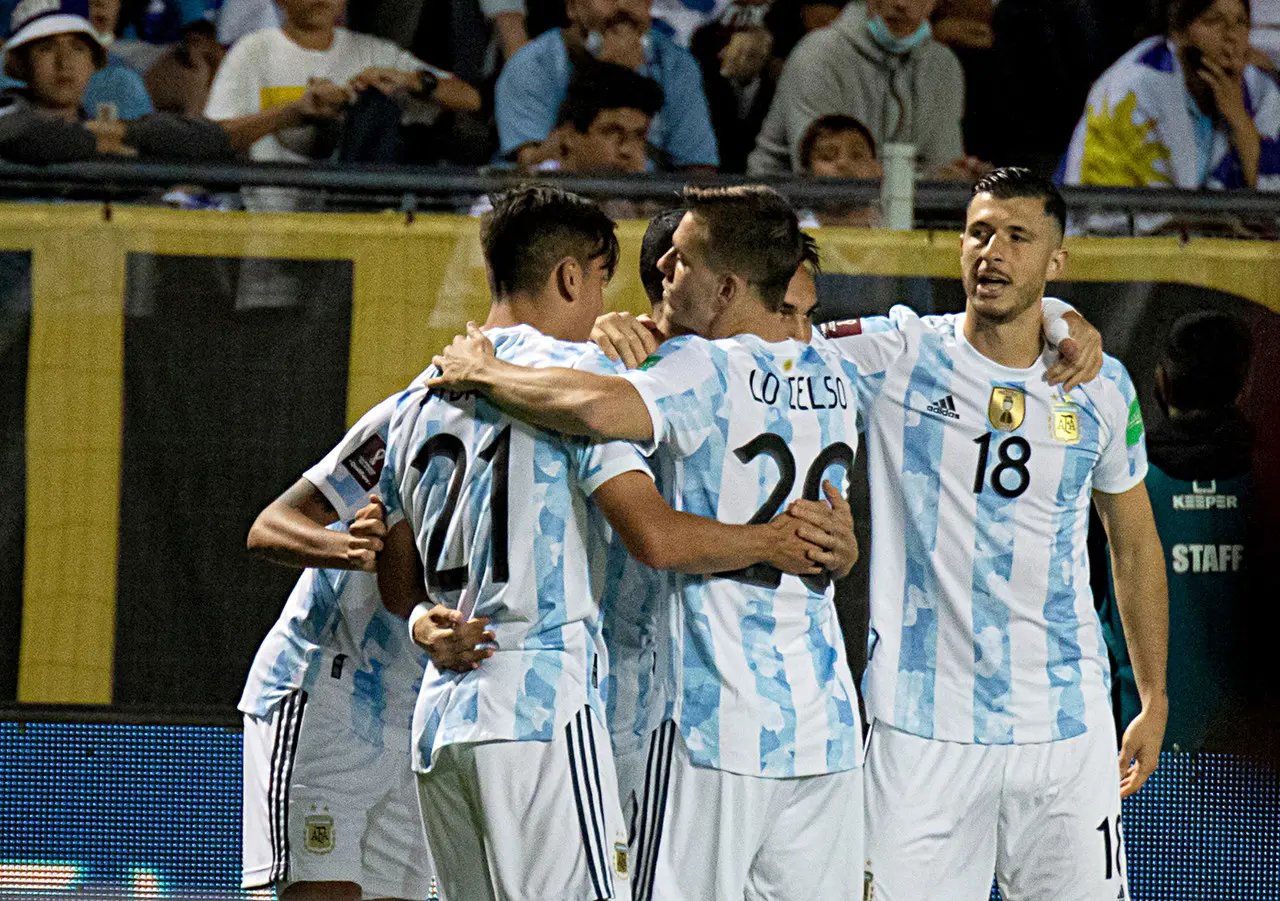 Imagem da notícia: Argentina vence com golaço de Di María e complica Uruguai nas Eliminatórias
