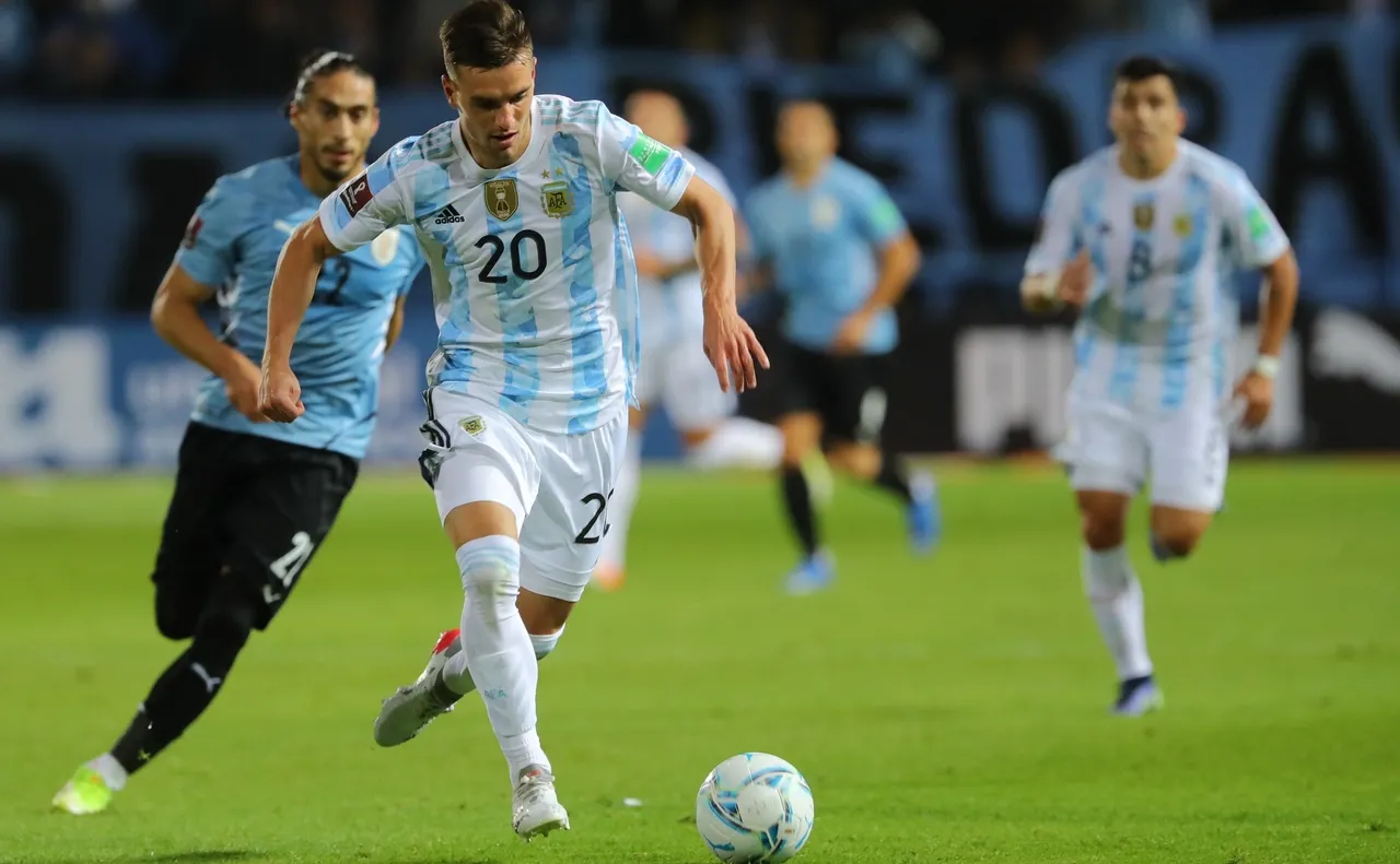 O jogo no Uruguai foi muito disputado, mas a Argentina foi melhor e complicou o rival histórico por uma vaga na Copa