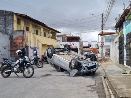 A perseguição terminou na Rua Planaltina, no Planalto Ayrton Sena, quando o veículo roubado capotou
