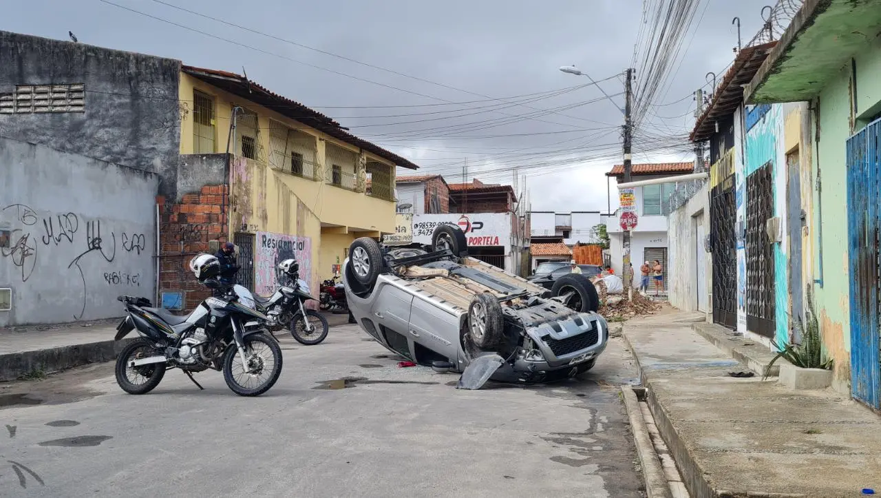 Imagem da notícia: Dupla é capturada pela PM após praticar série de assaltos em Fortaleza e capotar veículo roubado