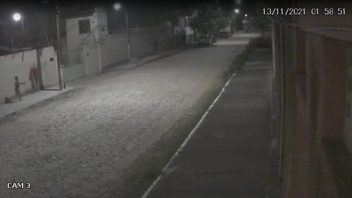 O vídeo mostra ao menos 10 homens e uma criança correndo no mesmo sentido, com armas longas e curtas