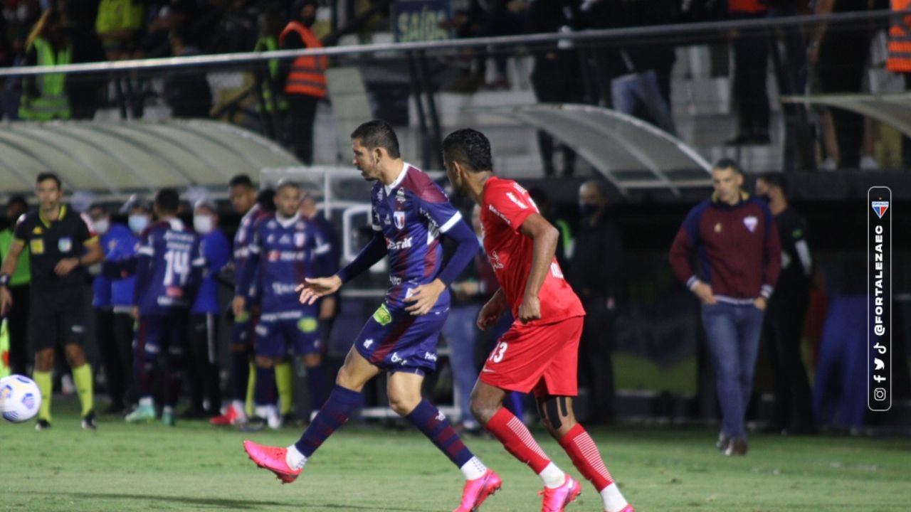 Atletas de Fortaleza e Bragantino disputam bola