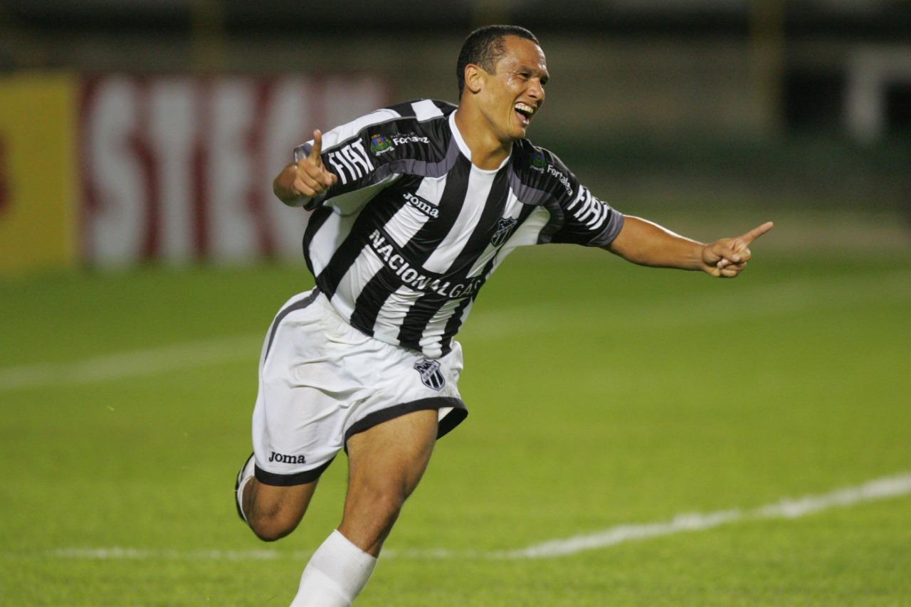 Atacante alvinegro comemorando gol