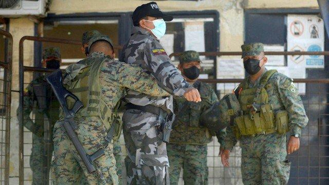 Militares fazem a segurança em prisão do Equador após rebelião que deixou mortos e feridos