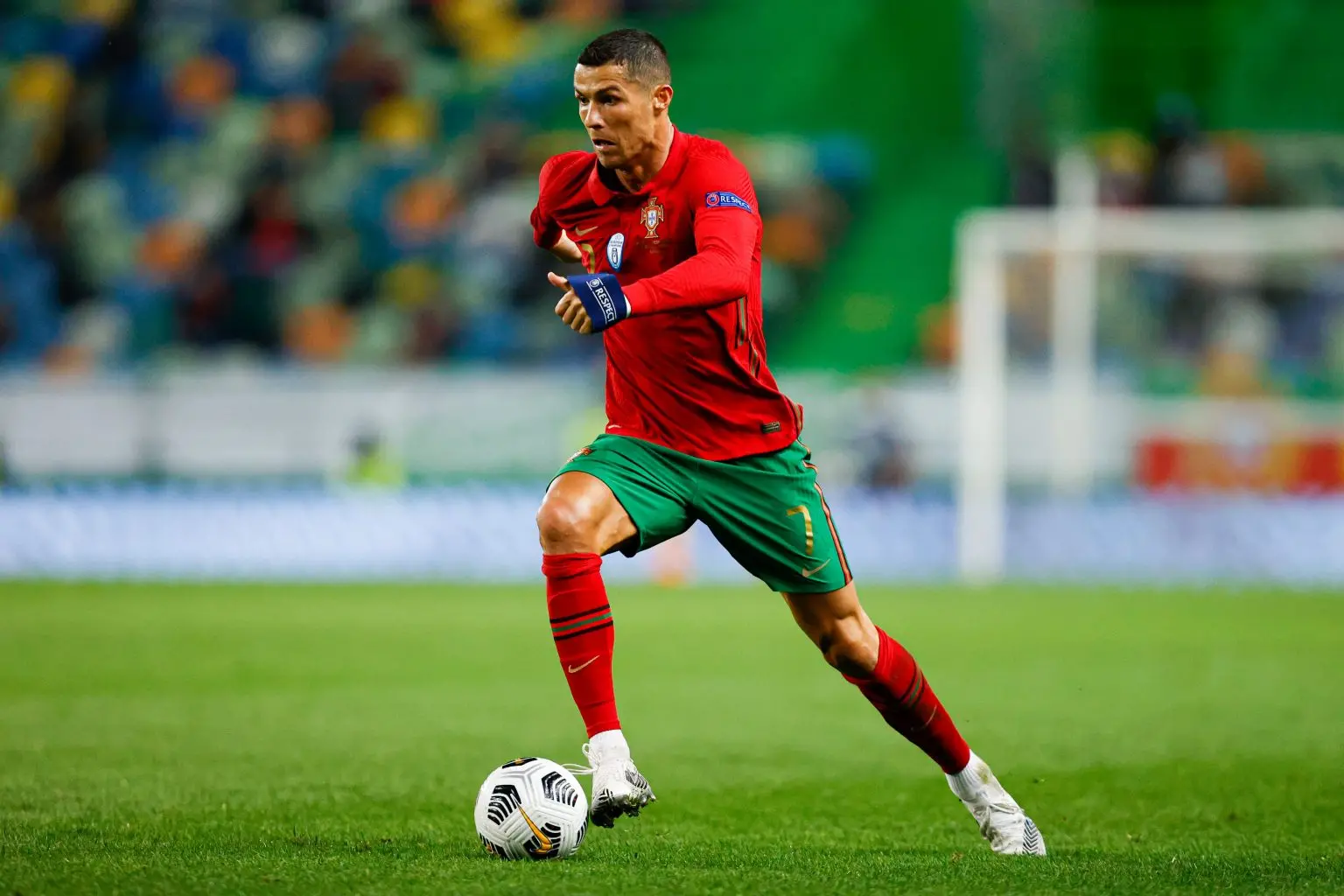 Cristiano Ronaldo com a bola dominada