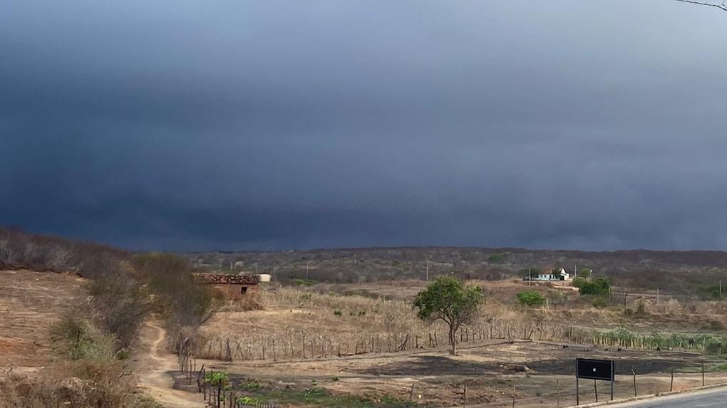 Nuvens escuras de chuva no Interior do Ceará