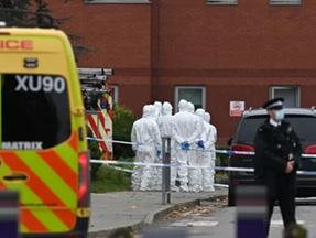 Policiais forenses avaliam local onde houve explosão em frente ao Hospital da Mulher em Liverpool