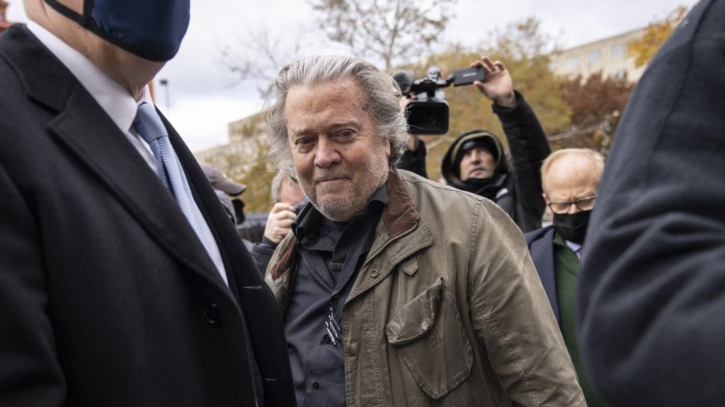 Steve Bannon, aliado e ex-estrategista de Trump, se entrega ao FBI nesta segunda (15) - Mundo - Diário do Nordeste