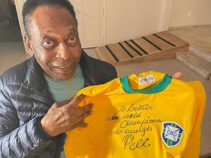 Pelé com blusa do brasil dedicada a lews hamilton