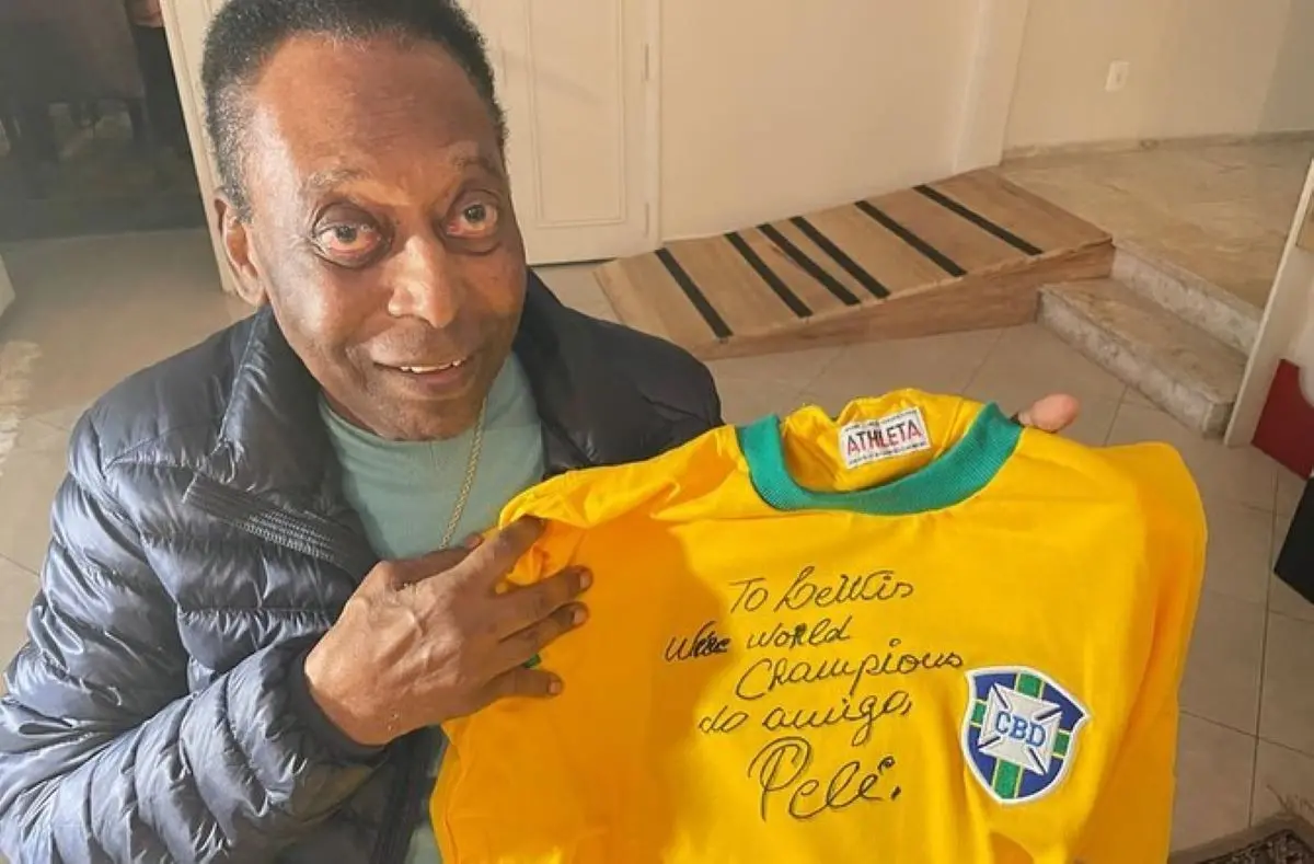 Imagem da notícia: Pelé dedica camisa do Brasil a Lewis Hamilton: 'Obrigado por ser quem você é'